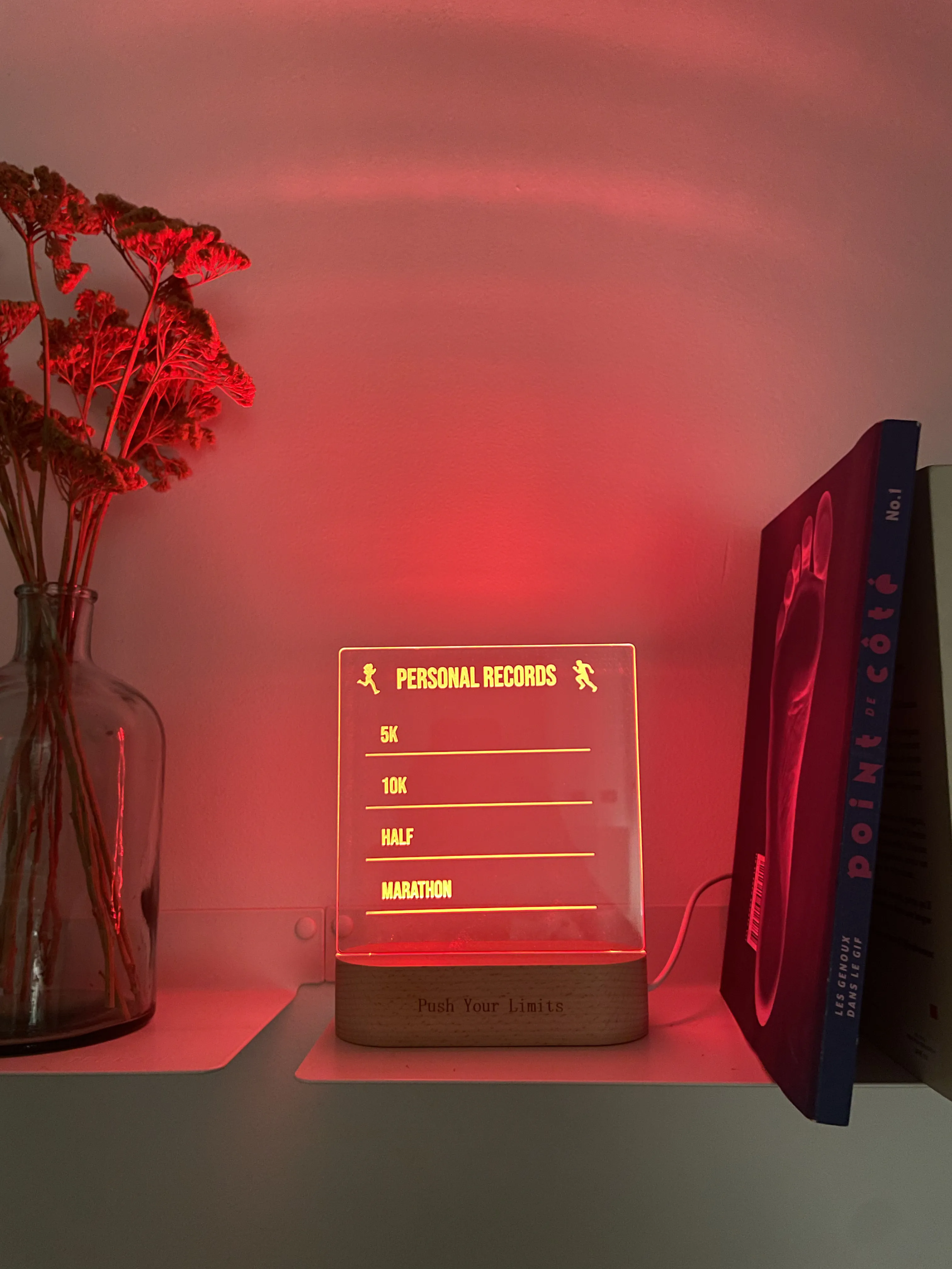 Détail du socle en chêne du tableau lumineux Your Golden Record